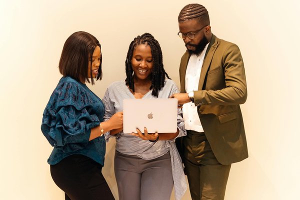 Fontaine à eau bonbonne blanc avec best hygiène : optimiser l'hydratation en entreprise